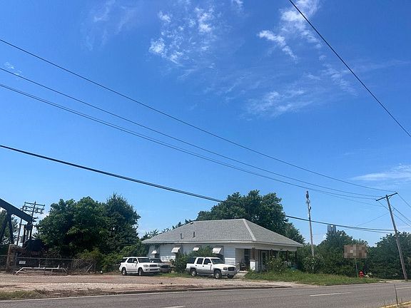 3rd image of 1200 NE 8th St