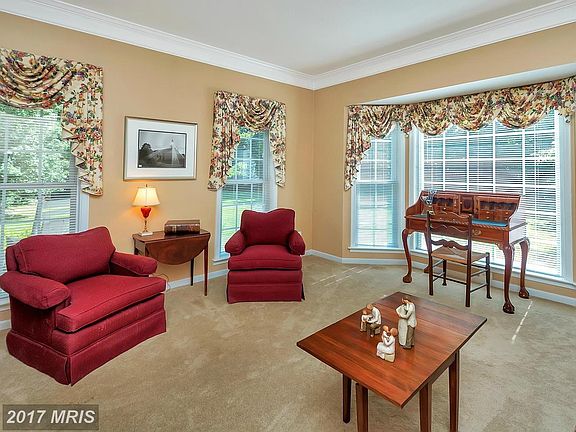 Living Room w/ bump out