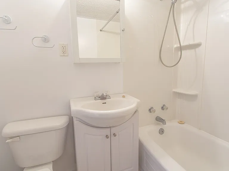 20 Hirshhorn Ave #D — Photo 11