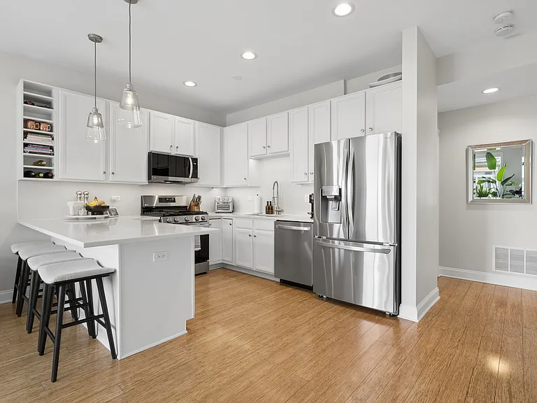 2310 W Saint Paul Ave #501 — Photo 8