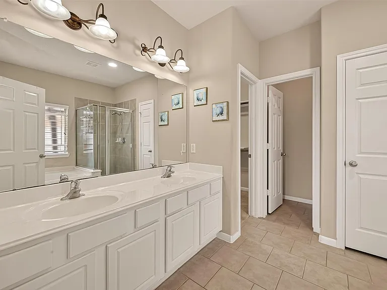 13719 Saxony Dr — Photo 25