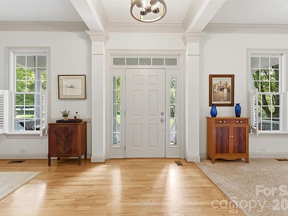 4th image of 739 Julia St
