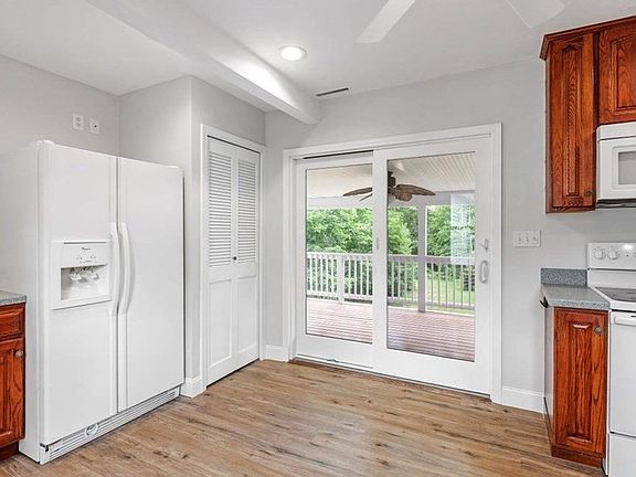 3rd image of 146 Pond St #2