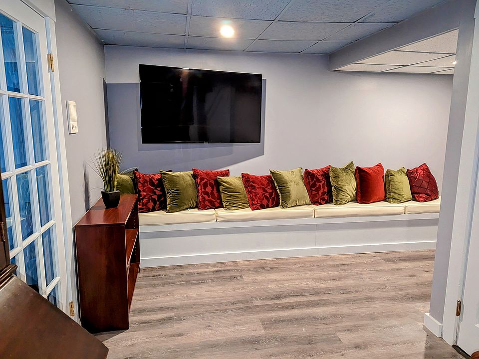 Living Room With Large SMART-TV (Wi-Fi Connected). Main Access Entry Room Located on the Left.