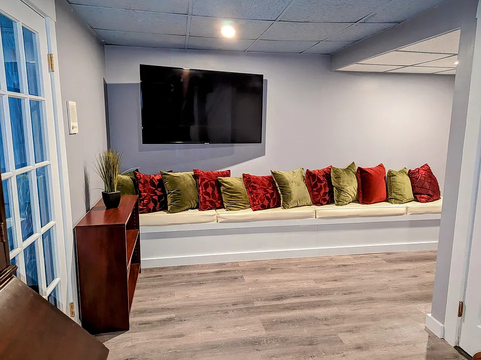 Living Room With Large SMART-TV (Wi-Fi Connected). Main Access Entry Room Located on the Left.