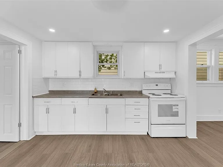 3622 Queen St — Photo 10