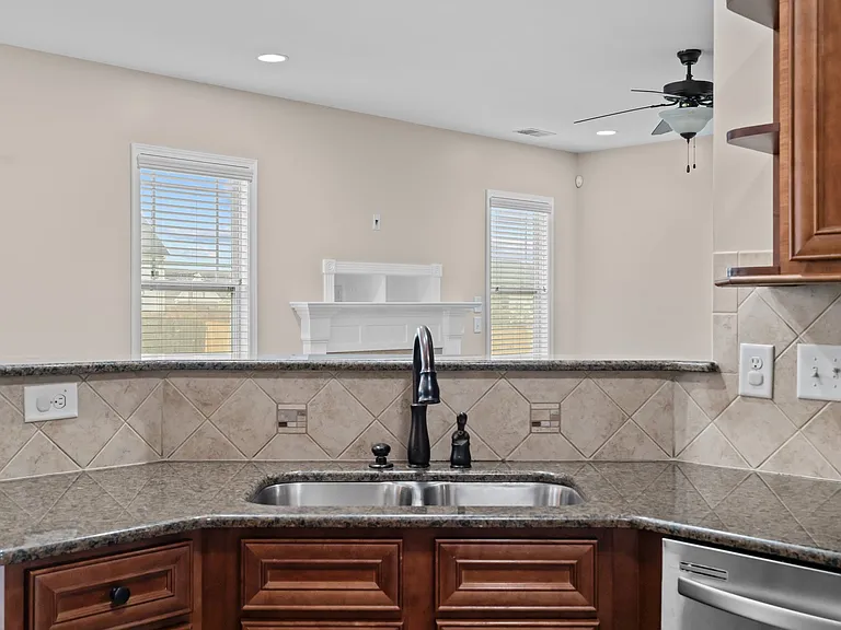 133 Lockwood Dr — Photo 18