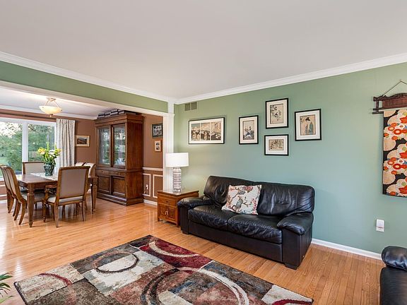 5th image of 585 Adelaide Dr