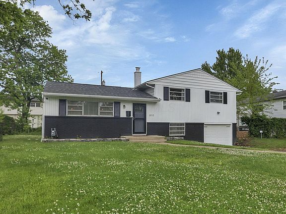 3rd image of 1053 Carrousel Dr E
