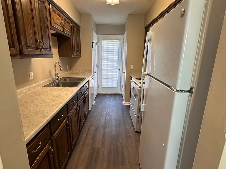 900 Country Club Rd — Photo 4
