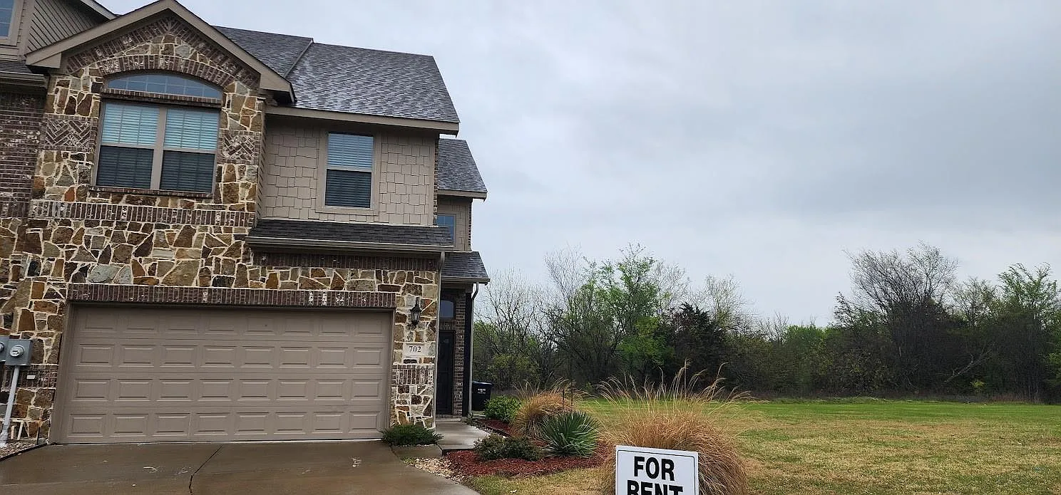 3 bed, 1936 sqft, $1,990 — Photo 3