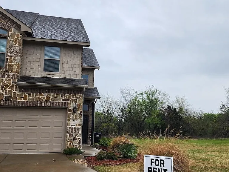 702 Amber Dr — Photo 3