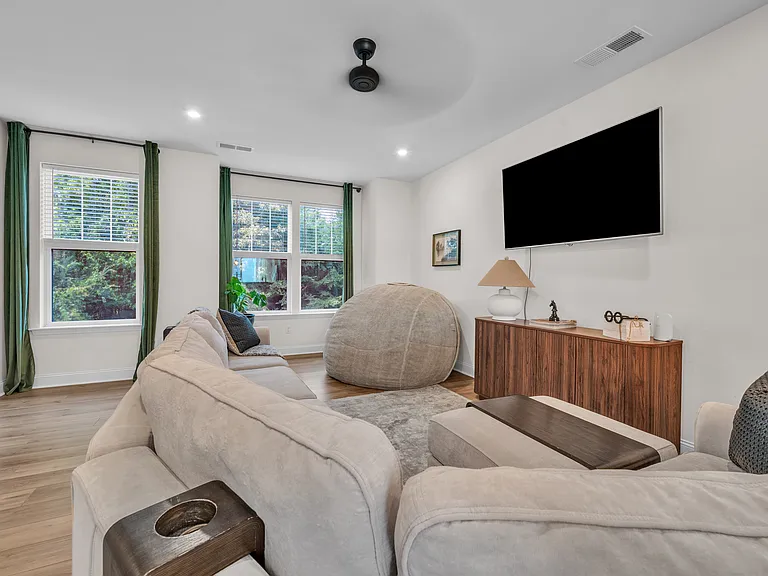 645 District Ct — Photo 4