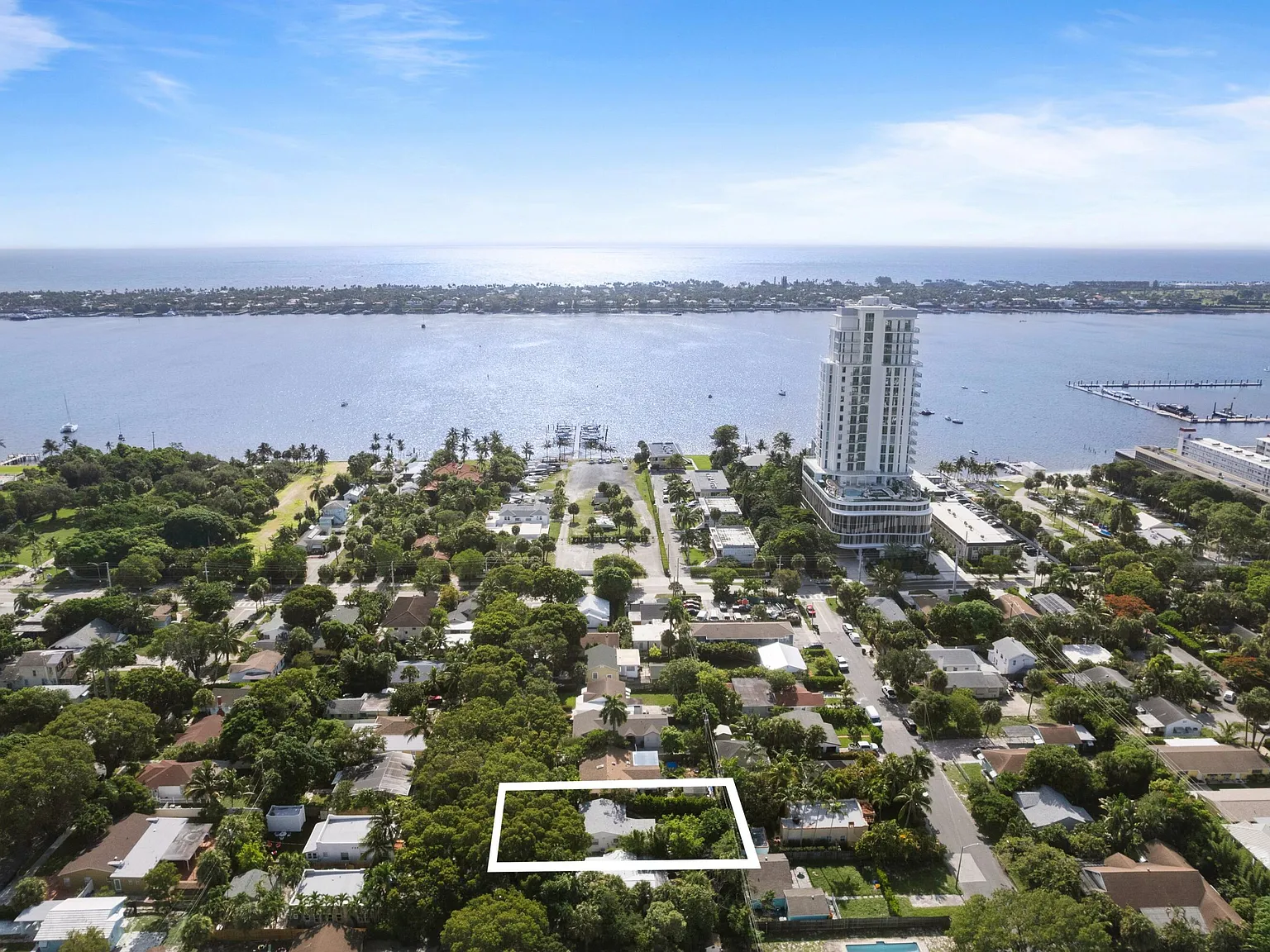 2 bed, 1.0 bath, 909 sqft, $2,600 — Photo 1