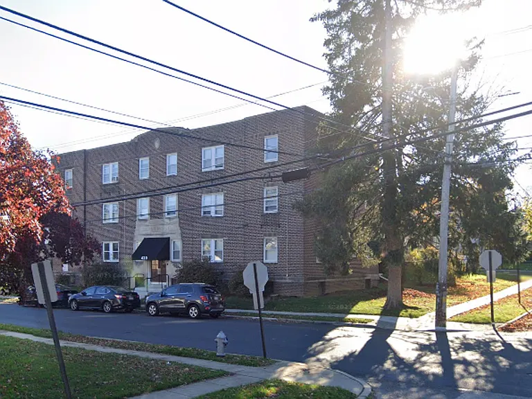 Montrose Apartments — Photo 2