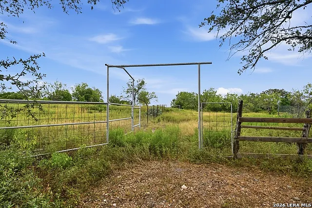 8811 FM 471 N — Photo 21