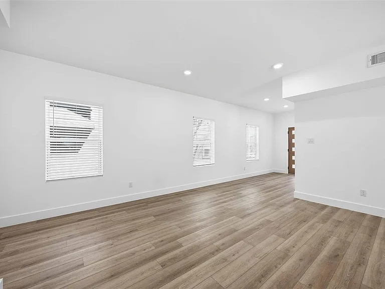 801 E 32nd 1/2 St #A — Photo 9