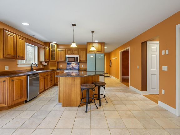 4th image of 27 Town Farm Road