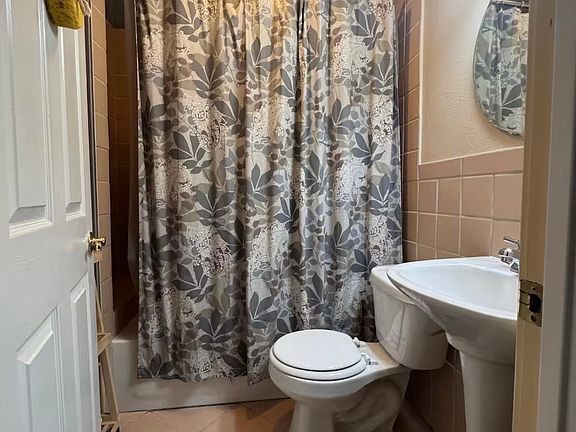4th image of 1125 E Newark Ave #1