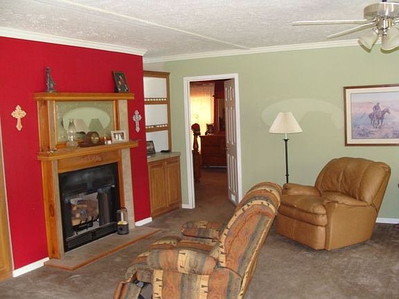 Livingroom with gas fireplace