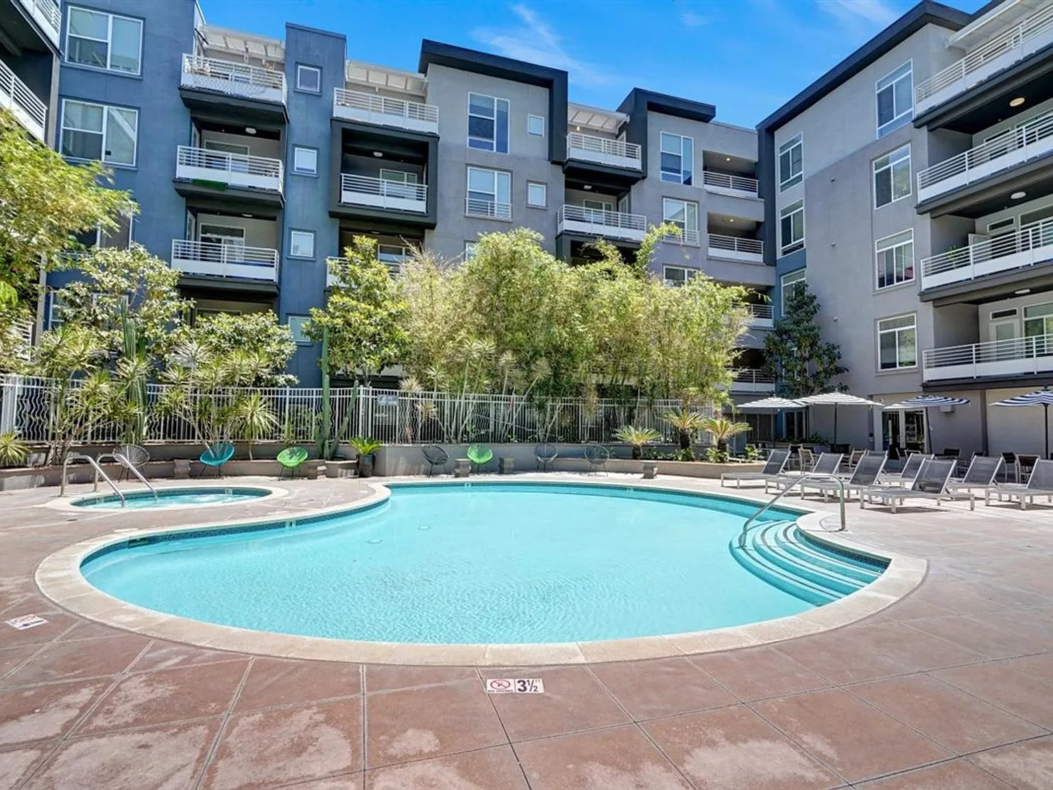 Stadium House Apartments — Photo 4