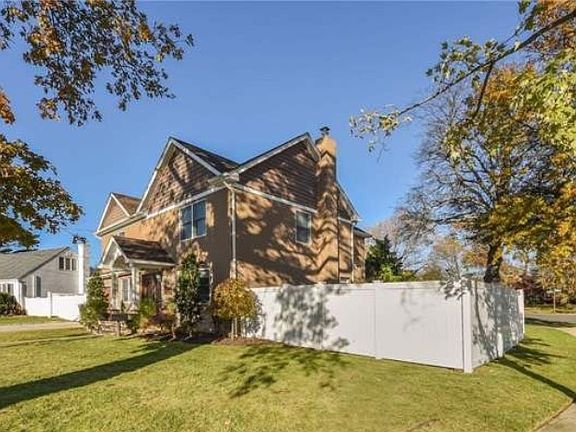 2nd image of 642 Knollwood Dr