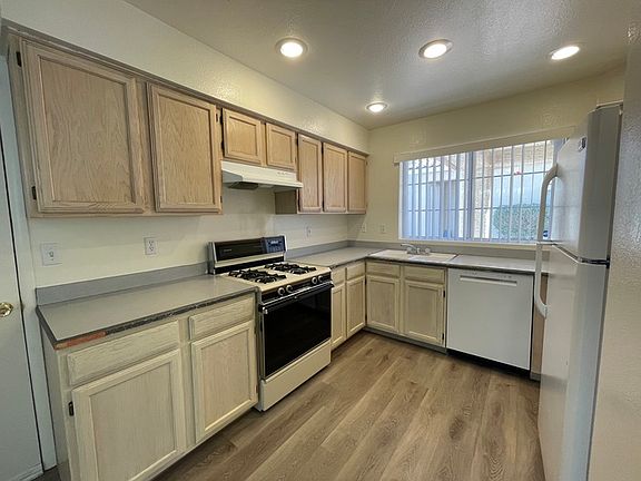 5th image of 121 Wildshire Way