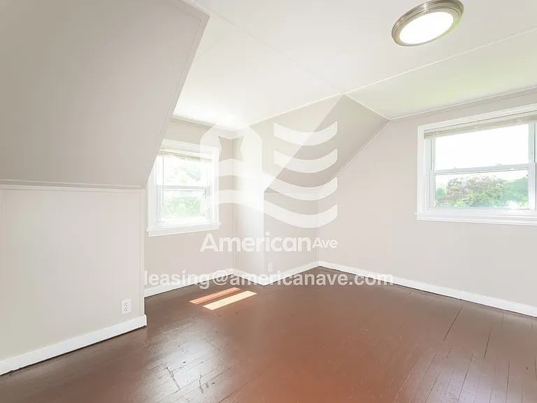 1348558_012_bedroom_12.jpg