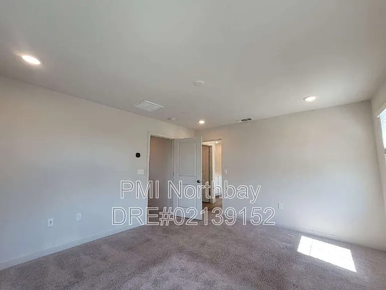 109 Clownfish St — Photo 11