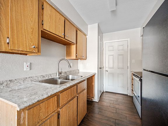2nd image of 520 W Clark St #10
