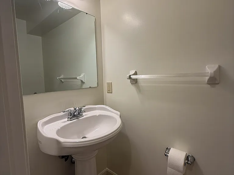 325 W 5th St #5 — Photo 16