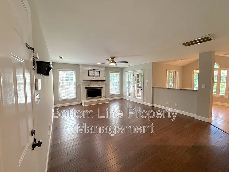 2321 Heathershire Ln — Photo 7