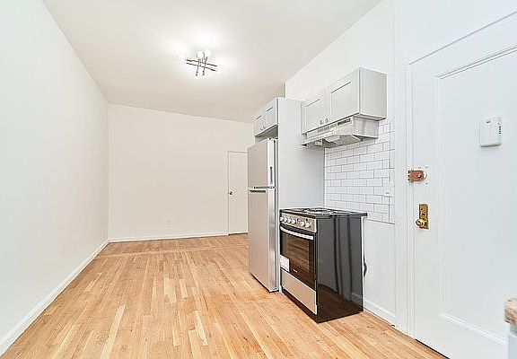 4th image of 324 E 74th St APT 4A