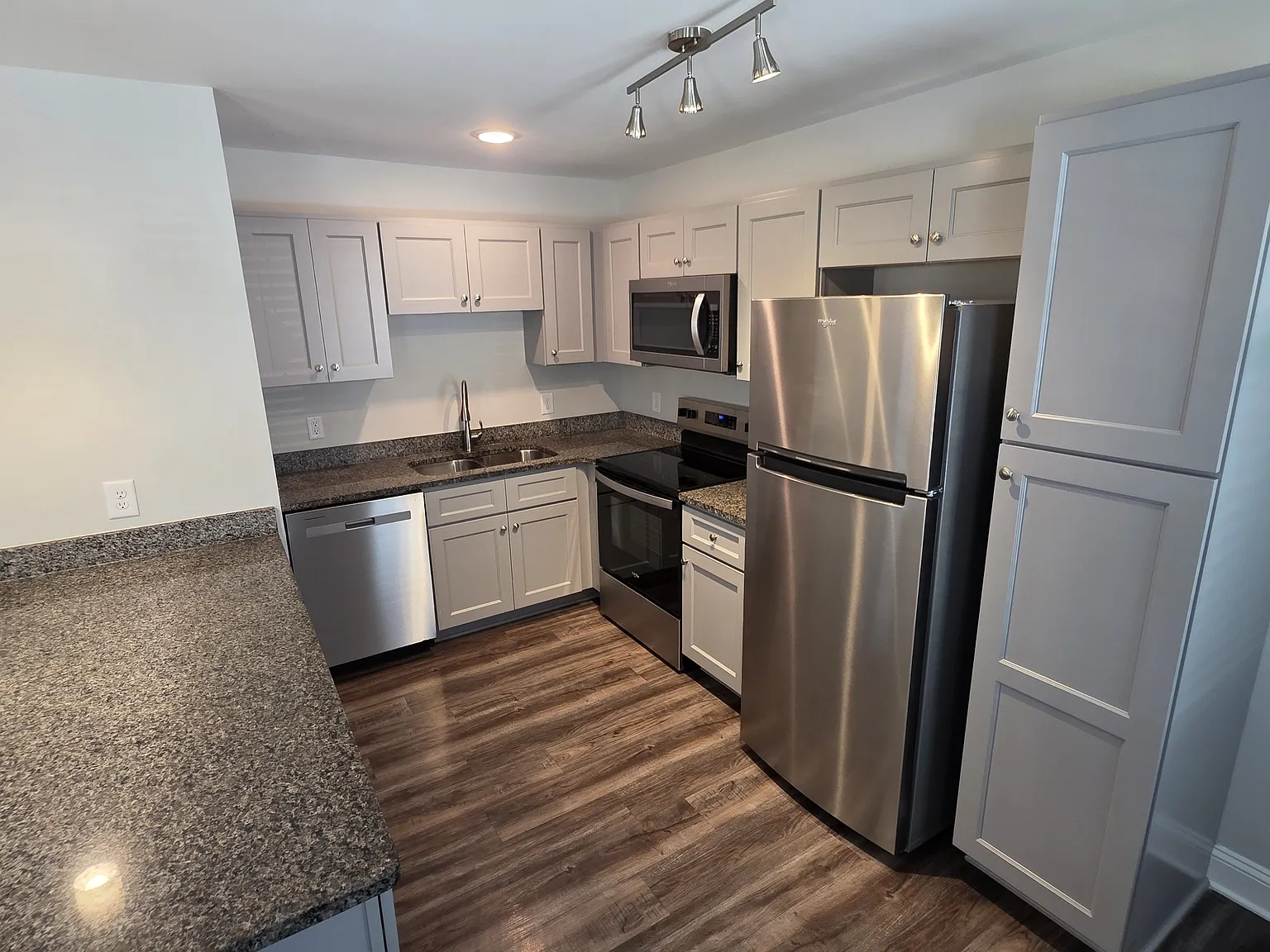 2 bed, 921 sqft, $1,295 — Photo 3