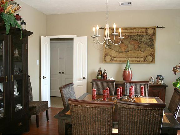 Gracious entertaining will be yours when serving your candlelight and wine dinners in this formal
dining room.