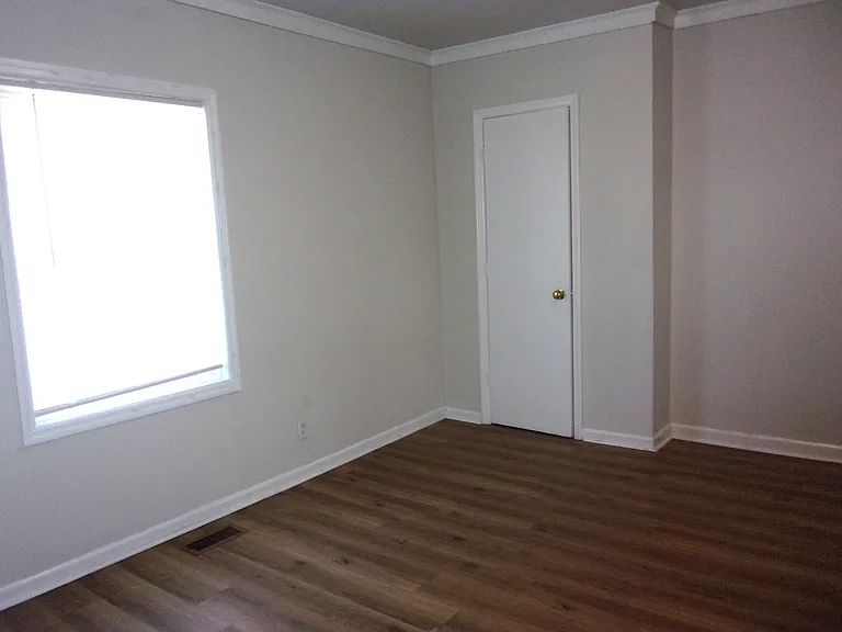 526 Leslie St — Photo 10