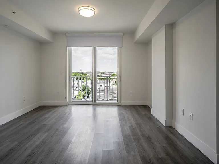1025 Metro — Photo 16