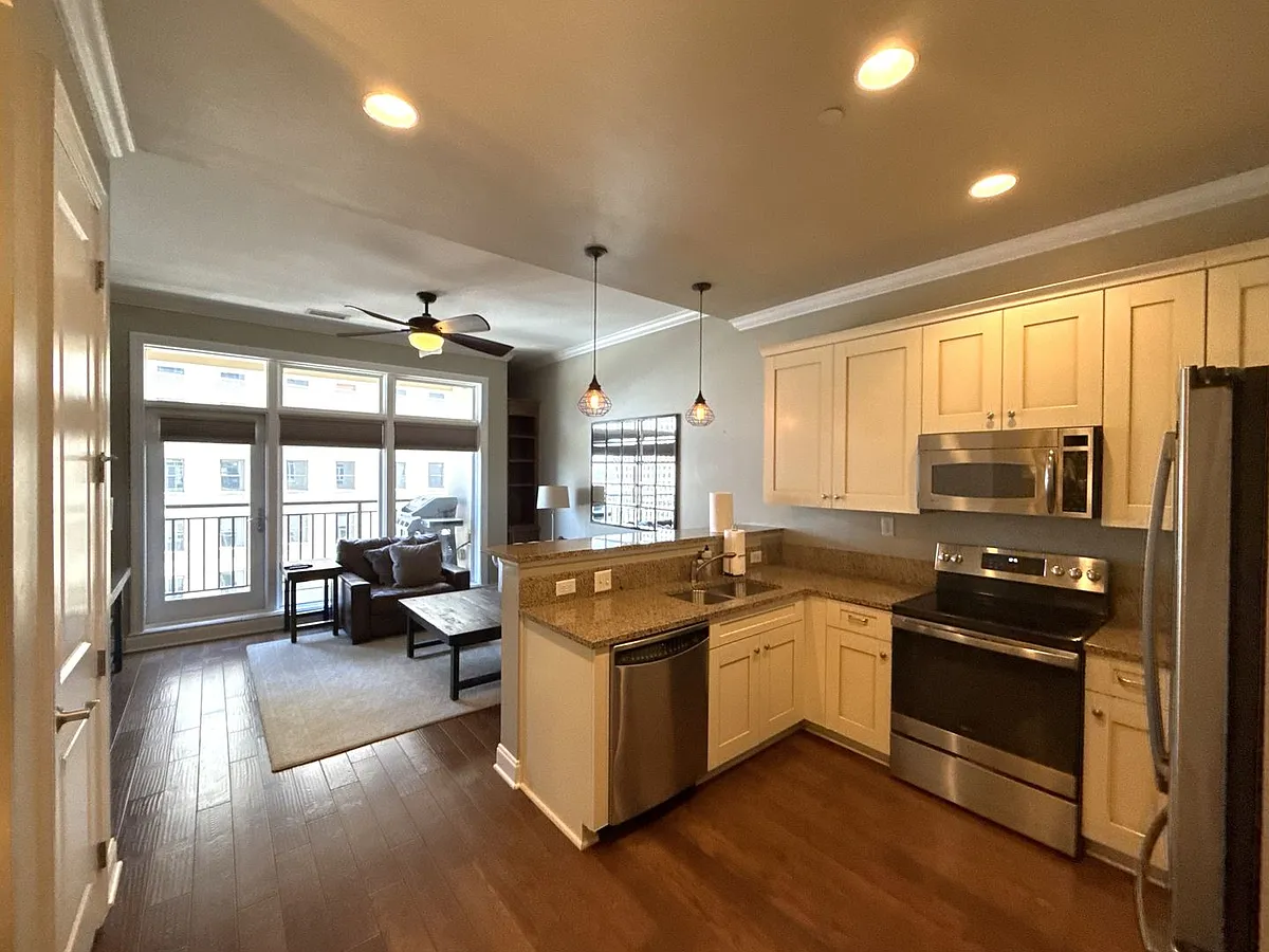 Building Photo - 230 Tryon St #1002