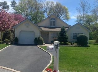 29 Cloister Ln, Middle Island, NY 11953