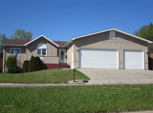 1116 17th Ave NW, Minot, ND 58703