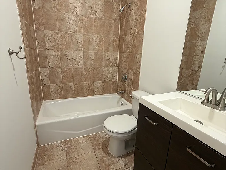 3B Rockwell Ave #3B — Photo 7