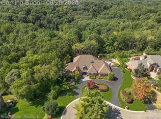 1494 Highpoint Dr, Rochester, MI 48306