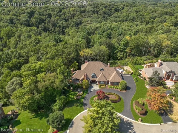 1494 Highpoint Dr, Rochester, MI 48306
