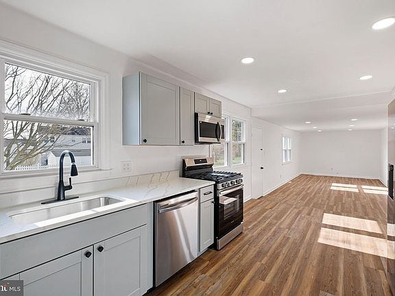 4th image of 325 E Roosevelt Ave