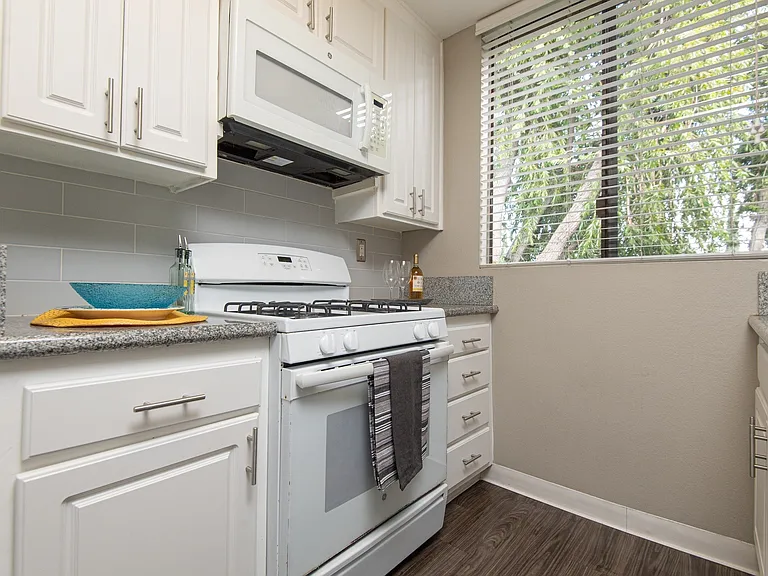 Evria Claremont Apartments — Photo 31