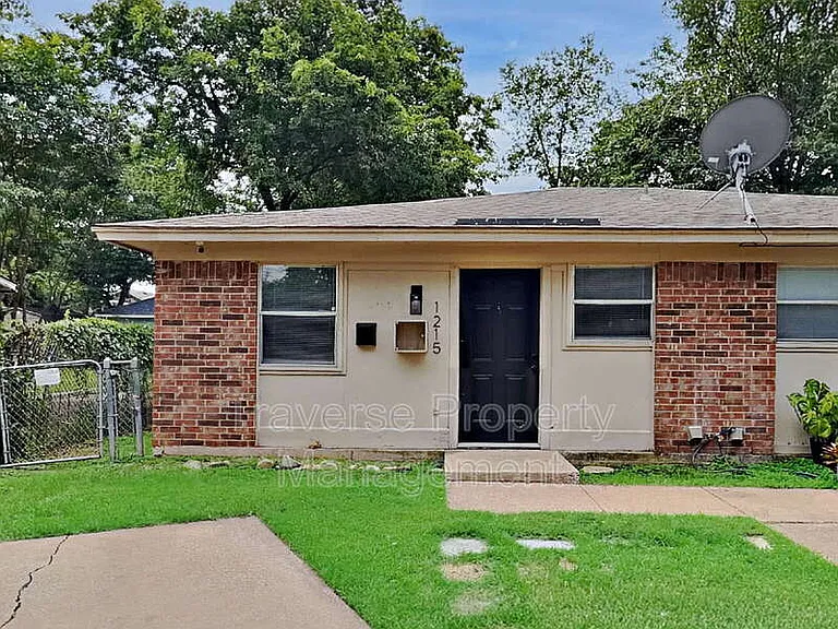 1215 Lowe St — Photo 1