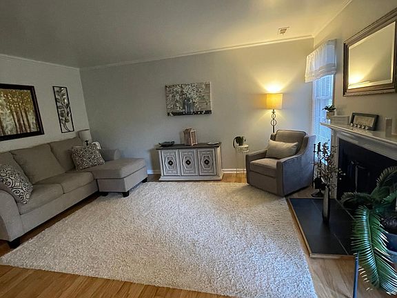 2nd image of 318 Worthington Sq