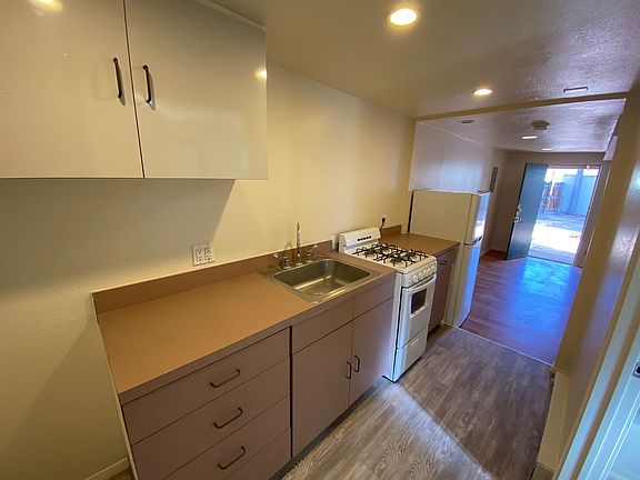 3rd image of 1605 Gold Ave SE #C