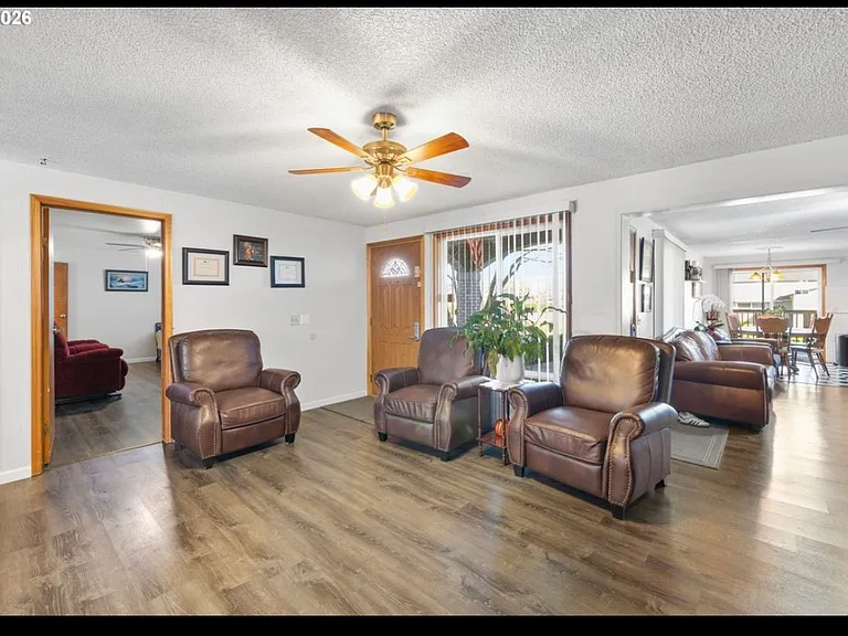 1480 NE Kane Dr — Photo 5