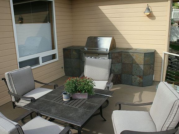 Deck & built in BBQ
